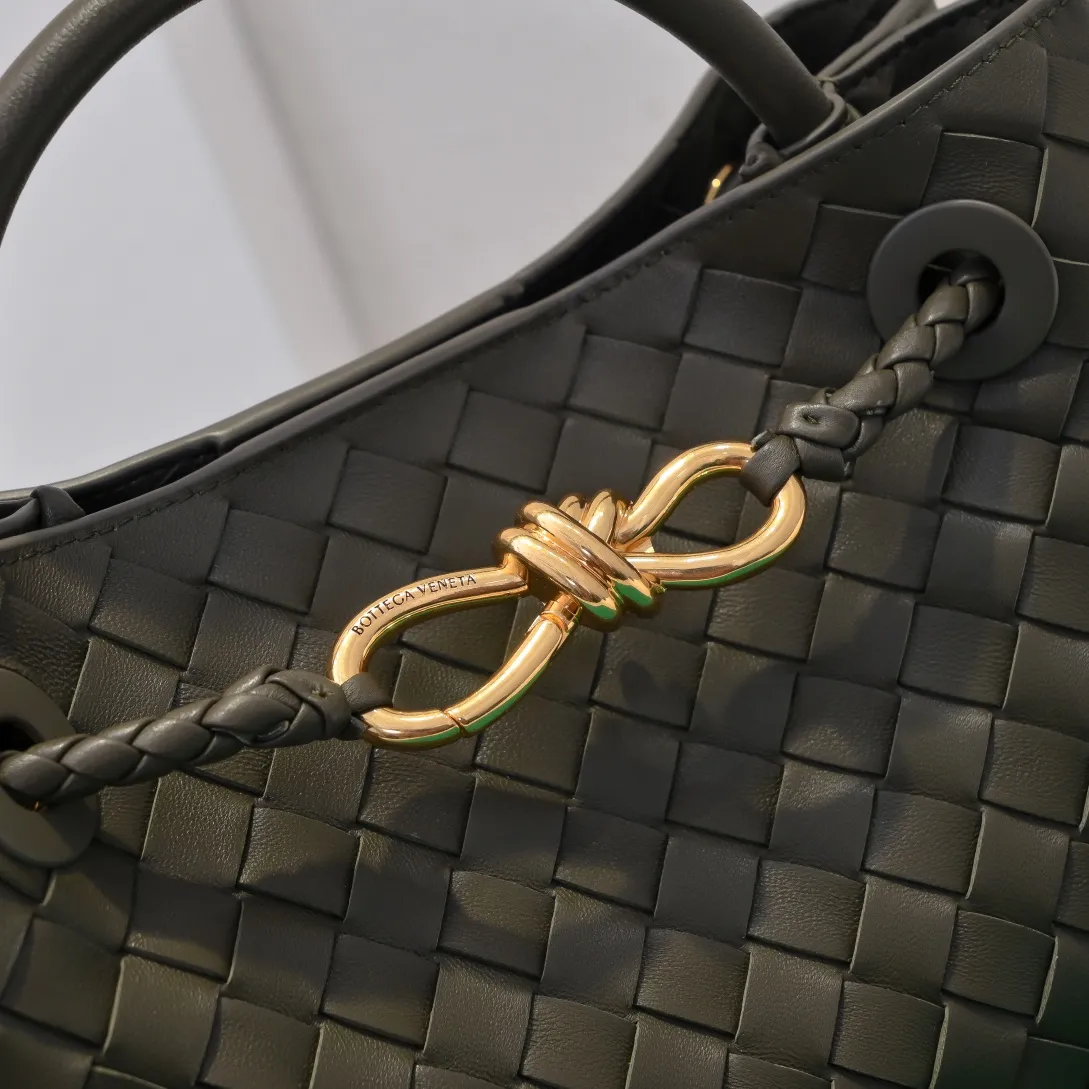 Batch 1860 B's 2023 spring and summer new model continues the brand's woven style with detailed metal knot switch buckles. This time, the shoulder straps are also made into tube weaves, showing different craftsmanship. The carrying method is versatile to create more different looks. Intrecciato woven leather small handbag, equipped with sliding crossbody strap. Internal compartments, including 1 zipper pocket and 2 open pockets with magnetic buckle closure. Size: 25*20*10cm, model: 7463#